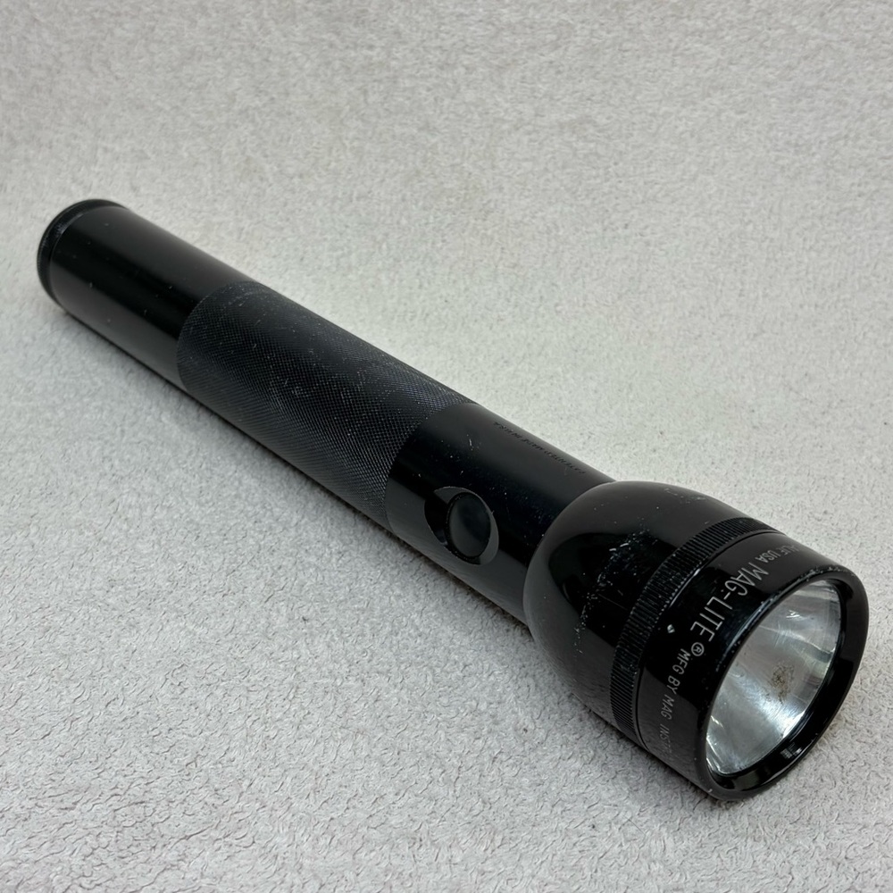 Mag-Lite Classic Black Flashlight WORKS! Safety Security Guard Emergency Light
